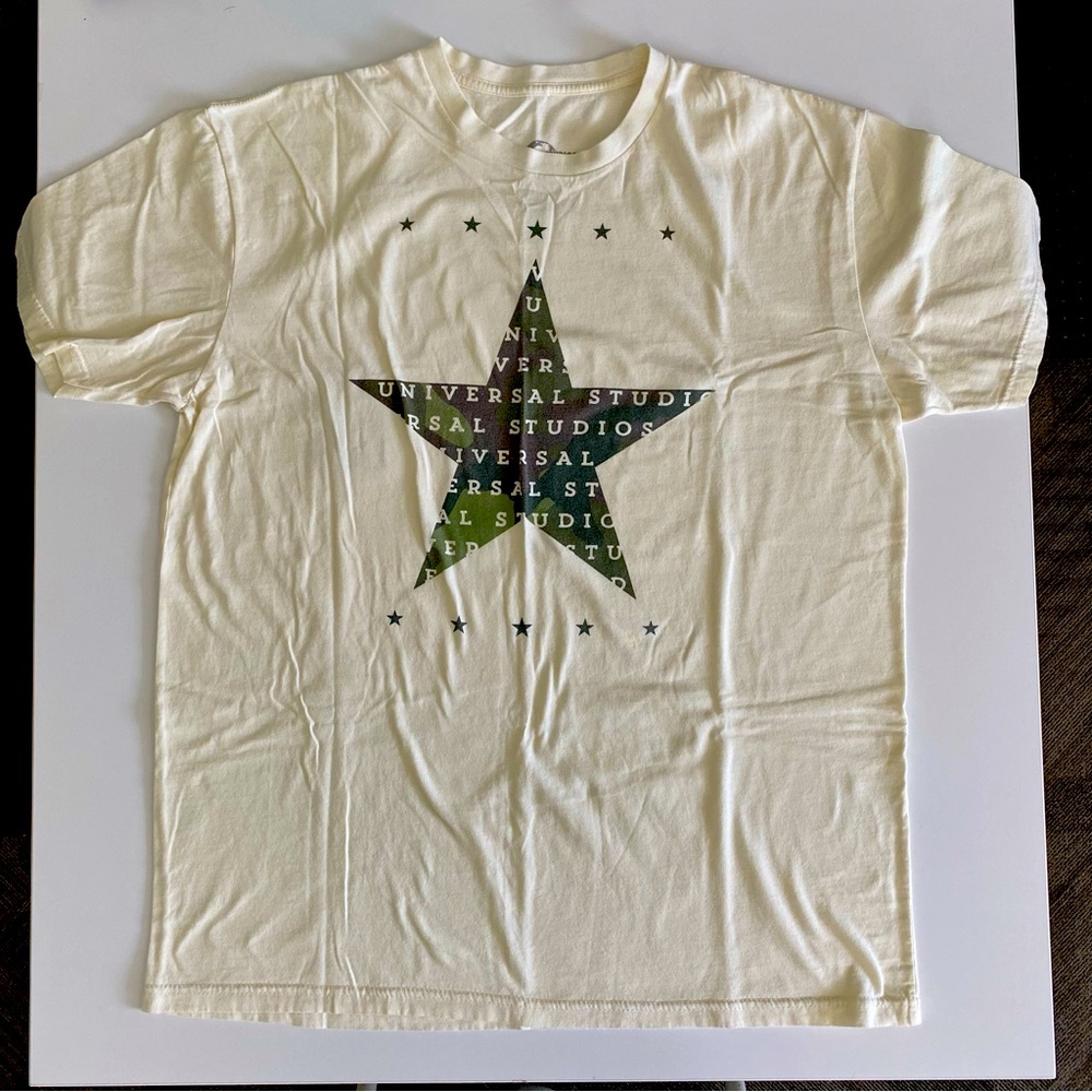 Universal Studios Camo Adult T-Shirt Size XL, beige with green & brown star.